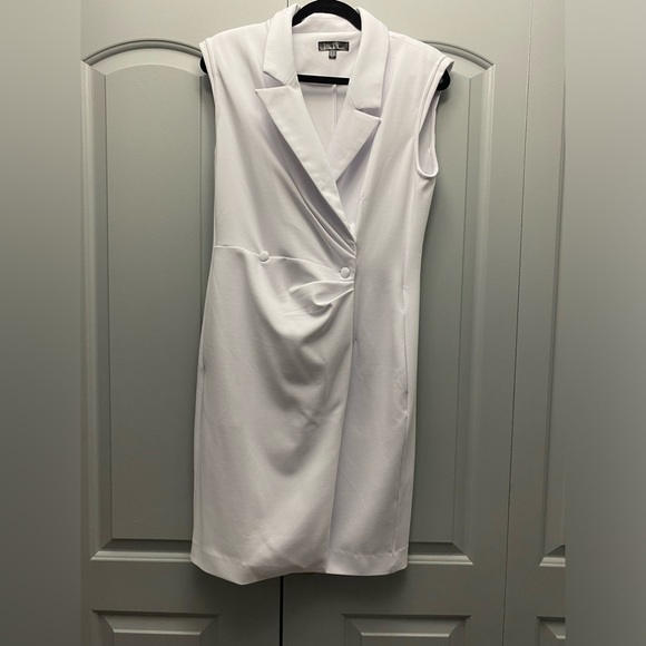 VIVIENNE CREPE SLEEVELESS COAT DRESS - Picture 2 of 3